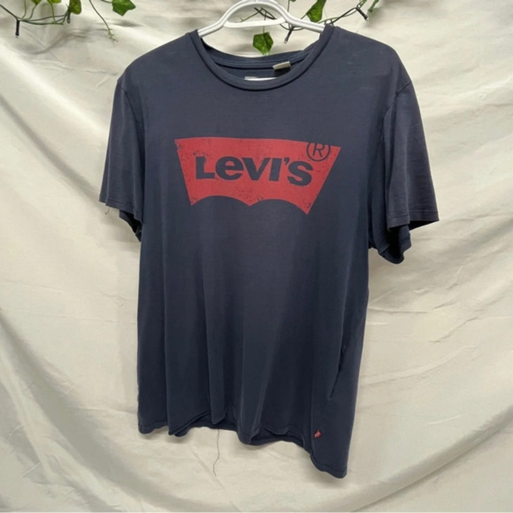 Men’s size large red and navy blue casual levi logo tshirt
